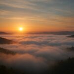雲海に差し込む朝日。力を抜いて生きる心を象徴する風景