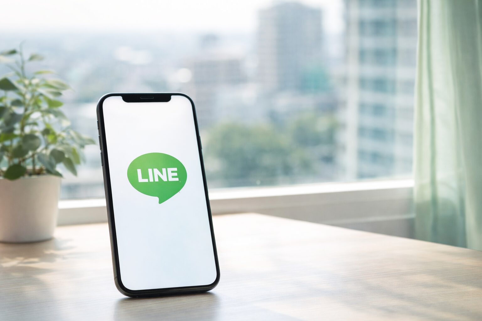 LINEで落ち着いて相談内容を整理している作業スペースの様子