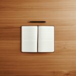 うつ病や適応障害で自己都合退職したあと、労災と障害年金について考えている様子をイメージした、木目のデスク上のノートとペンの落ち着いた写真風アイキャッチ画像