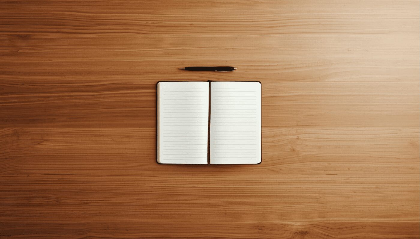 うつ病や適応障害で自己都合退職したあと、労災と障害年金について考えている様子をイメージした、木目のデスク上のノートとペンの落ち着いた写真風アイキャッチ画像
