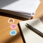 業務外要因と既往歴があってもメンタル労災を整理できることをイメージした、木目のデスク上に無地の書類とノート、ペンが置かれた落ち着いた写真風アイキャッチ画像