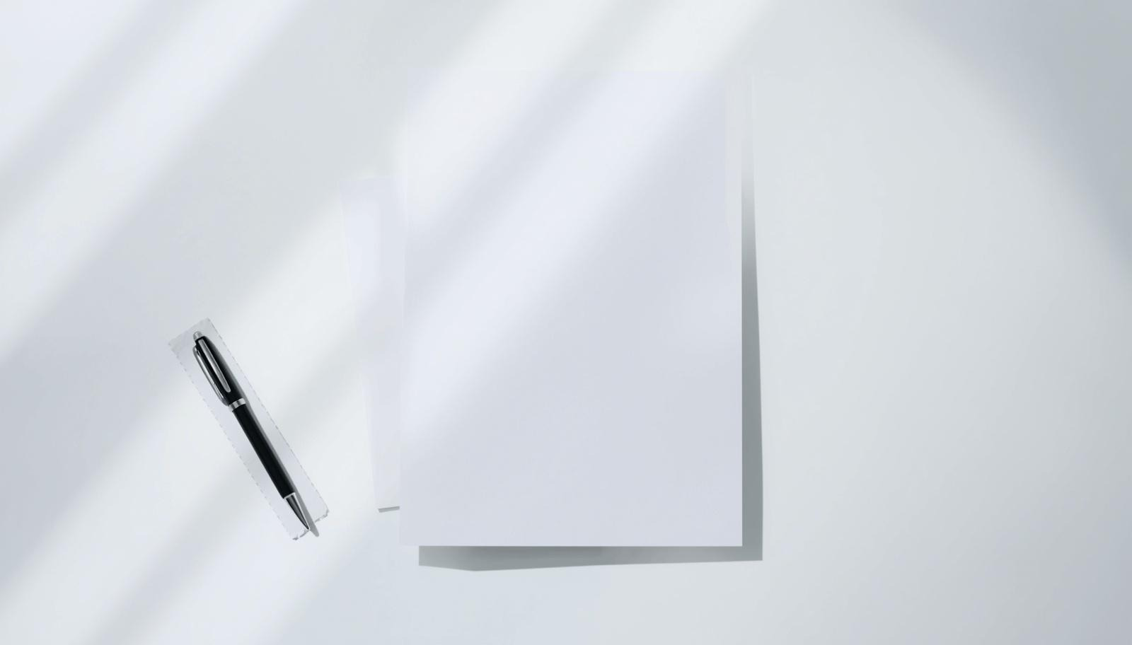 労災申請書とペンが置かれた机の写真。社労士が関与することで、労災認定が判断されやすくなる仕組みを表現したイメージ。