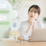 alt="会社にまだ労災のことを言えておらず、メンタル不調やパワハラについて一人で悩みながら、LINEで誰かに相談しようか迷っている女性のイメージ"