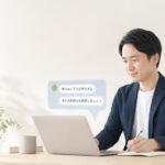やわらかい雰囲気の部屋でパソコンに向かい、安心して相談できる環境をイメージした男性社労士。「急かさない相談」をテーマにしたアイキャッチ画像