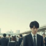 通勤中に不安そうな表情でうつむく会社員｜通勤で涙が出る・月曜日が怖いなど仕事のストレスによるメンタル不調のイメージ